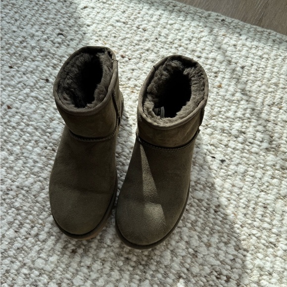 Classic Mini Ugg in Moss - Picture 2 of 9